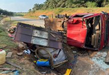 முந்திச் சென்ற போது கவிழ்ந்த லோரியால் 2 வெளிநாட்டுத் தொழிலாளர்கள் பலி