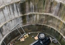 4WD கழிவுநீர் குழியில் விழுந்ததில் ஒருவர் பலி, மற்றொருவர் காயம்