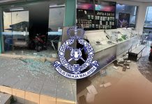 சுங்கை பட்டாணில் உள்ள தொலைபேசி கடையில் கொள்ளை – 3 பேரைத் தேடும் போலீஸ்!