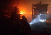 பூச்சோங்கில் பெரும் தீ விபத்து: உறை உணவுத் தொழிற்சாலையின் 80% பகுதி சாம்பல்!