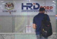 முறைகேடு : HRD Corp-இன் 3 உயர்மட்ட அதிகாரிகள் அதிரடி இடைநீக்கம்!