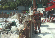 பினாங்கு மருத்துவமனை அருகே சிமெண்ட் லோரி கவிழ்ந்து விபத்து: உள்ளே சிக்கிய ஓட்டுநர்!