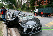 ஷா ஆலாமில் பலத்த மழை மற்றும் காற்று: கார் மீது விழுந்த மரம் – இரு பெண்கள் காயம்!