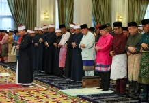 இஸ்தானா நெகாராவில் பெருநாள் தொழுகையில் மாமன்னர் தம்பதியினர்