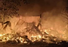 அதிகாலை ஏற்பட்ட தீயில் வீடும் பல வாகனங்களும் அழிந்தன