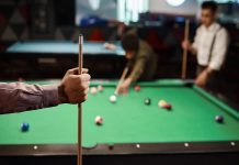 நோன்பினை தவிர்த்து சூதாட்ட நடவடிக்கைகளில் ஈடுபட்டதாக நேற்று கைது செய்யப்பட்ட எட்டு முஸ்லிம்களில் ஒரு அரசு ஊழியரும் ஒருவராவார்