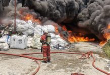 Longgokan barangan kitar semula terbakar