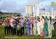 மக்களுடன் மக்களாக தரையில் அமர்ந்து இப்தார் விருந்து: பகாங் சுல்தான் நெகிழ்ச்சி