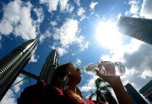 மலேசியாவில் சுட்டெரிக்கும் வெயில்: பெர்லிஸ், கெடா மற்றும் பேராக் பகுதிகளில் ‘நிலை 2’ வெப்ப அலை எச்சரிக்கை!