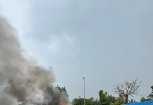 ஐந்து வாகனங்கள் சம்பந்தப்பட்ட சாலை விபத்தில் தீப்பிடித்து எரிந்த கார்