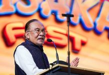 அற்பச் சண்டைகளில் கவனம் செலுத்தாமல், பொதுமக்களுக்குச் சேவை செய்வதில் கவனம் செலுத்துவீர்; அன்வார்