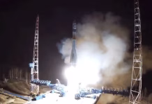 பாதுகாப்பு விண்கலத்துடன் விண்ணில் சீறிப்பாய்ந்த ரஷியாவின் சோயுஸ் ராக்கெட் …