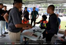 KLCC பகுதியில் ‘புகைப்படத் தரகர்கள்’ மீது அதிரடி நடவடிக்கை : 23 சம்மன்கள் – கேமராக்கள், கைபேசிகள் பறிமுதல்!