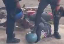 காவல்துறை அதிகாரி சந்தேக நபரின் தலையில் மிதித்தது ‘அத்துமீறிய செயல்’: அம்னெஸ்டி மலேசியா கடும் கண்டனம்!