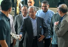 முஹிடின் மீதான வழக்கு: பெர்சத்து கட்சி கணக்கிற்கு வந்த RM19.5 மில்லியன் ரிங்கிட் பரிமாற்றம்: ‘அசாதாரணமானது’ என வங்கி அதிகாரி சாட்சியம்!