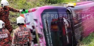 அலோர் காஜா அருகே சுற்றுலா பேருந்து கவிழ்ந்து விபத்து: 8 இந்தியப் பயணிகள் உயிர் தப்பினர்