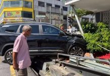 கட்டுப்பாட்டை இழந்த கார் பொழுதுபோக்கு மைய வளாகத்தில் புகுந்தது