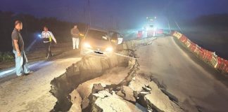 சபாவில் நிலச்சரிவு: சண்டாக்கான் – லகாட் டத்து பிரதான சாலை அடியோடு சரிந்தது! கார் பள்ளத்தில் தொங்கியதால் பரபரப்பு – ஓட்டுநர் காயம்