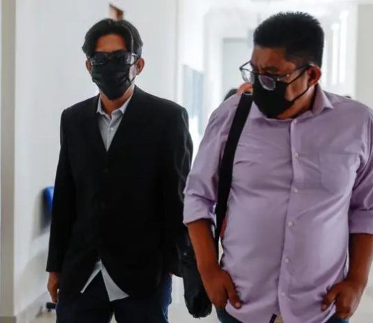 பள்ளியில் மாணவிகளுக்குப் பாலியல் தொல்லை?; 45 வயது ஆசிரியர் மீது 14 குற்றச்சாட்டுகள்!