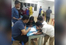 நாங்கள் அகதிக் குழந்தைகளுக்கு அடிப்படைக் கல்வியை மட்டுமே வழங்கி வருகிறோம் என்கிறார் ரோஹிங்கியா பள்ளியின் ஆசிரியர்