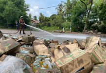 மலாக்கா சாலையில் சிதறிய 5,000 சமையல் எண்ணெய் பாக்கெட்டுகள்!