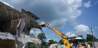 முற்றிலும் காலி செய்யப்பட்ட சர்ச்சைக்குரிய ‘ரோஹிங்கியா 4 மாடி கட்டடம்: கம்போங் பாரு சுங்கை மக்காவில் இடிப்பு வேலைகள் தீவிரம்!