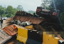 காராக் நெடுஞ்சாலையில் கோர விபத்து! கார் மீது லோரி கவிழ்ந்து 4 பேர் சம்பவ இடத்திலேயே பலி!