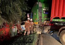கூலாயில் பயங்கரம்: டிரெய்லருடன் மோதிய புரோட்டோன் X70 கார்! இருவர் பலி, மூவர் படுகாயம்!