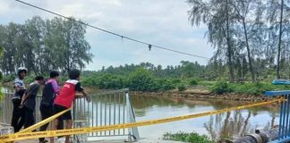 தூக்கக் கலக்கத்தில் சென்றபோது ஆற்றில் விழுந்த கார்; உயிர் தப்பிய 16 வயது மாணவர்
