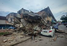 மலாக்கா கோத்தா லக்சமணாவில் கடை வீட்டு கட்டிடம் இடிந்து விழுந்தது; இரண்டு வாகனங்கள் சேதம்
