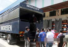 பினாங்கு, ஜூலை 10 — பினாங்கில் குடிநுழைவுத் துறையினர் (Immigration) நேற்று நடத்திய ‘ஒப்ஸ் குதிப்’ (Ops Kutip) மற்றும் ‘ஒப்ஸ் சாப்பு’ (Ops Sapu) ஆகிய அதிரடிச் சோதனைகளில், குழந்தைகள் உட்பட மொத்தம் 53 சட்டவிரோதக் குடியேறிகள் கைது செய்யப்பட்டுள்ளனர். முறையான ஆவணங்கள் இன்றி தங்கியிருப்பவர்களைக் கண்டறியும் நோக்கில், உளவுத்துறைத் தகவல்கள் மற்றும் தொடர் கண்காணிப்பு நடவடிக்கைகளுக்குப் பிறகு இந்தச் சோதனைகள் மேற்கொள்ளப்பட்டன. இதில் 21 ஆண்களும் 32 பெண்களும் பிடிபட்டனர். இவர்களில் 5 முதல் 45 வயதுக்குட்பட்ட மூன்று சிறுவர்களும் ஒரு சிறுமியும் அடங்குவர். சோதனை நடந்த இடங்கள் மற்றும் விவரங்கள்: ஒப்ஸ் குதிப் (Ops Kutip): பண்டார் பிராய் ஜெயாவின் பிளாக் டி2 (Block D2) குடியிருப்பு வளாகம் மற்றும் அங்குள்ள வணிகப் பகுதிகளில் நடத்தப்பட்ட சோதனையில் 45 பேர் கைது செய்யப்பட்டனர். ஒப்ஸ் சாப்பு (Ops Sapu): ஜார்ஜ் டவுன், ஜாலான் மஸ்ஜிட் நெகிரி (Jalan Masjid Negeri) பகுதியில் உள்ள ஒரு குடியிருப்பில் நடத்தப்பட்ட சோதனையில் 8 இந்தோனேசியப் பெண்கள் பிடிபட்டனர். கைது செய்யப்பட்டவர்களின் நாட்டு விவரம்: இந்தோனேசியர்கள்: 40 பேர் மியன்மார் நாட்டினர்: 11 பேர் பாகிஸ்தானியர்: 1 நபர் இந்தியர்: 1 நபர் கைது செய்யப்பட்ட அனைவரும் மேலதிக விசாரணைக்காகவும், குடிநுழைவுச் சட்டம் 1959/63-இன் கீழ் அடுத்தகட்ட நடவடிக்கைக்காகவும் ஜுரு (Juru) குடிநுழைவுத் தடுப்பு முகாமிற்கு அனுப்பி வைக்கப்பட்டுள்ளனர். மாநிலத்தில் சட்டவிரோதக் குடியேறிகளின் நடமாட்டத்தைக் கட்டுப்படுத்தவும், நாட்டின் சட்ட ஒழுங்கைப் பாதுகாக்கவும் இத்தகைய கடுமையான சோதனைகள் தொடர்ந்து தீவிரமாக முன்னெடுக்கப்படும் என்று பினாங்கு மாநில குடிநுழைவுத் துறை எச்சரித்துள்ளது. இணையதளத்திற்கான புதிய தலைப்புப் பரிந்துரைகள் (Headlines): விருப்பம் 1 (நேரடி மற்றும் விவரங்கள் அடங்கிய தலைப்பு): பினாங்கில் குடிநுழைவுத் துறை அதிரடி வேட்டை: குழந்தைகள் உட்பட 53 சட்டவிரோதக் குடியேறிகள் கைது! விருப்பம் 2 (பரபரப்பான தலைப்பு): பிராய் ஜெயா, ஜார்ஜ் டவுனில் நள்ளிரவில் பாய்ந்தது ‘ஒப்ஸ் சாப்பு’; சிக்கிய 40 இந்தோனேசியர்கள், இந்தியர் உட்பட பலர்! விருப்பம் 3 (சுருக்கமான தலைப்பு): பினாங்கில் இமிக்ரேஷன் அதிரடி: மலேசிய சட்டத்தை மீறிய 53 வெளிநாட்டினர் அதிரடி கைது!