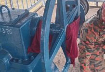 இயந்திர சக்கரத்தில் தலை முக்காடு சிக்கியதால் உயிரிழந்த தொழிலாளி