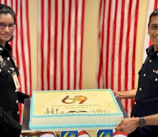 மலேசியாவின் தேசிய தினத்தை முன்னிட்டு ஜோகூர் எல்லை அதிகாரிகளுக்குக் ‘கேக்’ வழங்கி வாழ்த்துத் தெரிவித்த சிங்கப்பூர் ஐசிஏ!