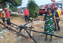வீட்டின் மீது அதிகாலை மோதிய லோரி – அதிர்ச்சிக்குள்ளான தனித்து வாழும் தாய்