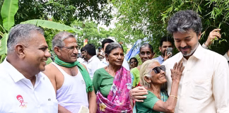 விவசாயி வீட்டிற்கு சென்று பாட்டிக்கு கூலிங்கிளாஸ் பரிசளித்த முதல்-அமைச்சர் விஜய் …