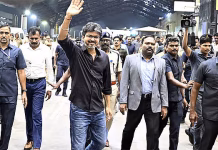 லண்டன் சென்றடைந்தார் முதல்-அமைச்சர் விஜய்.