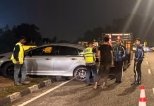 கோலாலம்பூரில் சாலை அடையாளப் பலகைகளை நிறுவிக்கொண்டிருந்த இருவர் மீது மதுபோதையில் வந்தவரின் கார் மோதியதில் ஒருவர் பலி