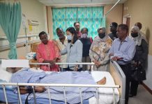 Timbalan Menteri Teo Nie Ching menziarahi dan bertanya khabar tentang keadaan kesihatan editor Makkal Osai, P. R. Rajan